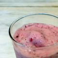 Smoothie pêches, mûres et framboises