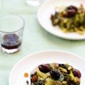 Scarole sautée aux olives, raisins et pignons[...]