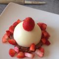 Dôme de mousse à la fraise en coque de chocolat[...]