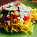 Courge spaghetti aux oignons, aux tomates et[...]