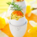Oeufs brouillés en coquille