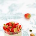 Bavarois à la pistache, fraises et sablés