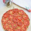 Tarte plate à la moutarde et aux tomates