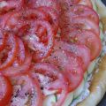 Tarte aux herbes, à la tomate et aux courgettes