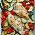 Filet de poulet, tomates et courgettes rôtis[...]