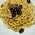 Spaghettis aux câpres, anchois et olives noires
