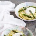 Tagliatelle à la crème d'asperges et œufs pochés