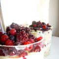 Verres de chantilly et fruits de bois