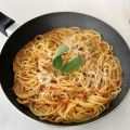 Spaghetti à la tomate fraîche et sauge facile