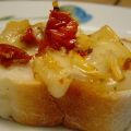 TARTINES AU BRIE ET TOMATES SÉCHÉES