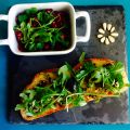 Bruschetta aïl-pignons-olives à la roquette