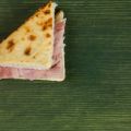 Tartine chaude au fromage, jambon et bacon