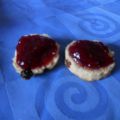 Scones, confiture de framboise et fraise,[...]