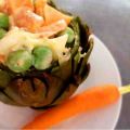 Salade de printemps sur lit d'artichauts