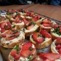 CANAPÉS AU FROMAGE DE CHÈVRE ET FRAISES