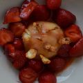 Pêche blanche, fraises et amandes fraîches