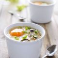 Oeufs cocottes au foie gras sur lit de cèpes