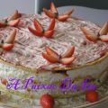 Bolo folhado com doce de morangos e chantily