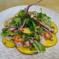 Carpaccio de Poulpe, nectarine, roquette, sauce[...]