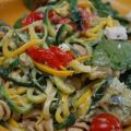 Pâtes aux courgettes et à la sauce avocat et[...]