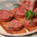 Mini steak tartare on gingerbread toasts (EN)