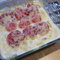 Gratin de ravioles, tomates, jambon et lardons
