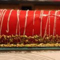 Bûche vanille, fruits rouges et pistaches