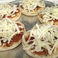 Petites pizzas au bacon et fromage et assiettes[...]