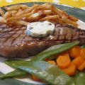 Steak, frites avec beurre aux câpres