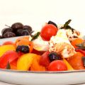 Salade de tomates, burrata et olives.