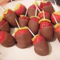 Sucettes de kiwi et de fraises au chocolat,[...]