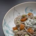 Pâtes soba, saumon mariné sauce soja, fèves,[...]