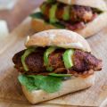 Burger au poulet tandoori et avocat