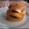 Burgers aux olives et bacon, sauce au yaourt