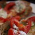 Tartine pesto, tomate, fromage