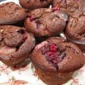 Muffins au chocolat, aux framboises et aux[...]