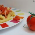 Poêlée de penne à la tomate, olive et lardons
