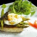 Œufs pochés aux pointes d'asperges