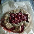 Tarte rustique aux fraises et à la rhubarbe