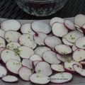 Carpaccio de radis violets à l'huile de noix