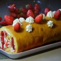 Gâteau roulé aux fraises et à la crème fouettée