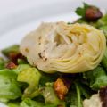 Salade aux artichauts, avocat et amandes