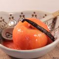 Pêches blanches pochées dans un sirop vanillé[...]