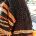 Le pull de reste de pelotes orange