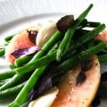 Haricots verts, pêches blanches et amandes[...]