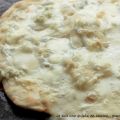 Pizza bianca ai tre formaggi : ricotta,[...]