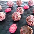 Truffes au chocolat et éclats de pralines roses