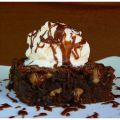 Brownies et sauce au fudge chaud