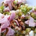 Salade de brocolis, jambon, chèvre et noix