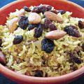 Riz à la viande, cari, amandes et raisins secs